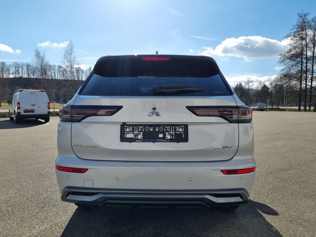 Mitsubishi Outlander SUV 2,4 l 225 kw
