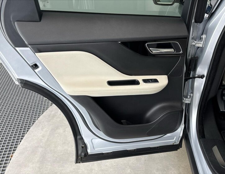 Jaguar F-Pace SUV / Terénní 2,0 l 132 kw