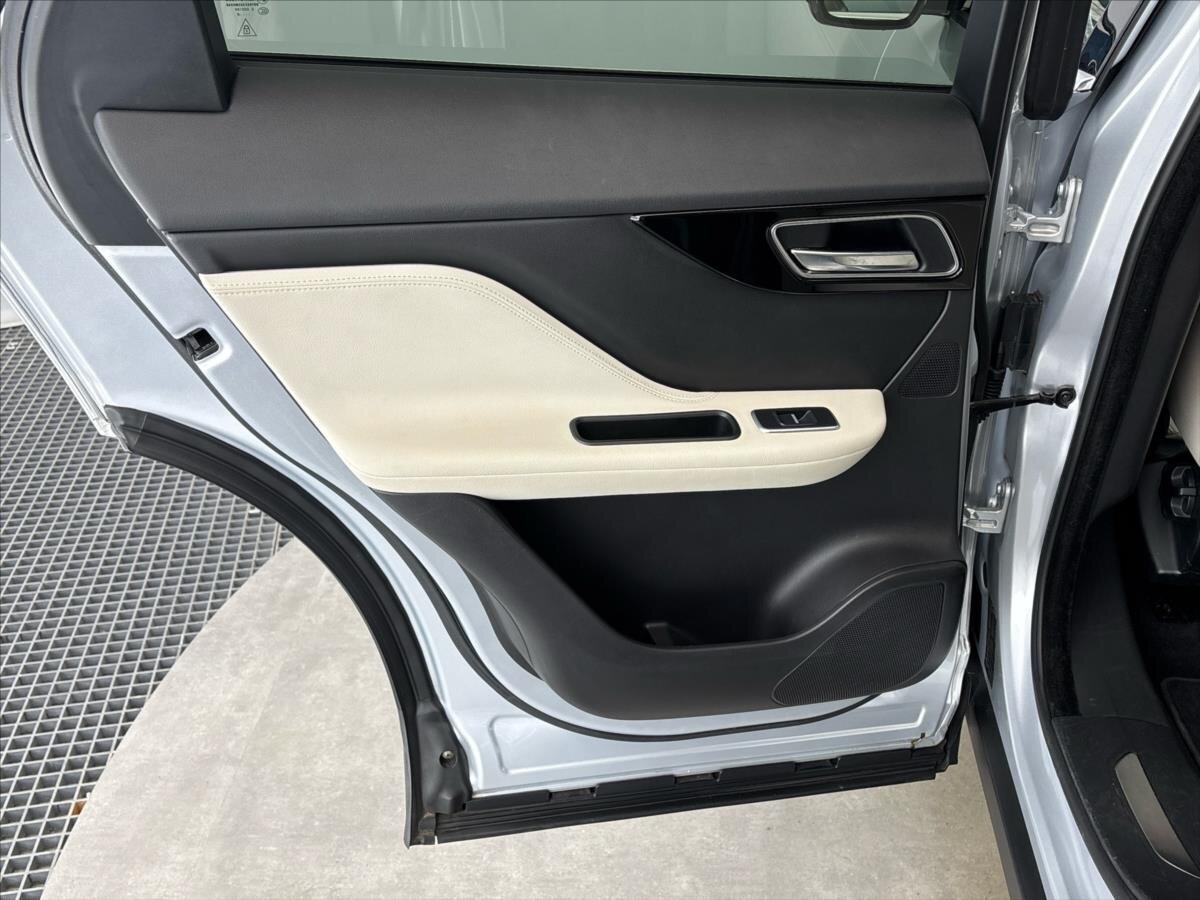 Jaguar F-Pace SUV / Terénní 2,0 l 132 kw