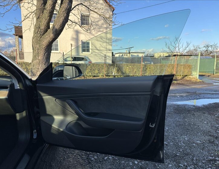 Tesla Model 3 Sedan / Limuzína 0,0 239 kw