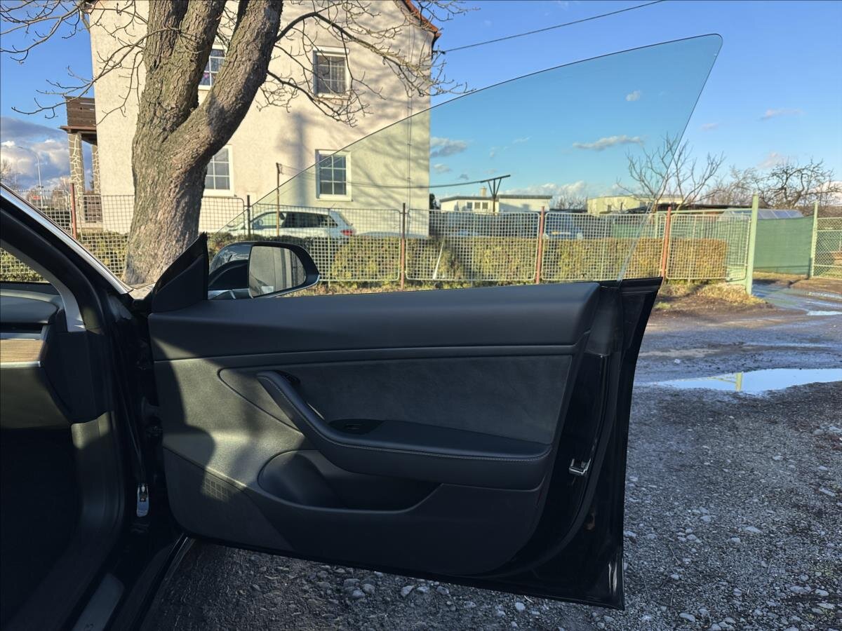 Tesla Model 3 Sedan / Limuzína 0,0 239 kw