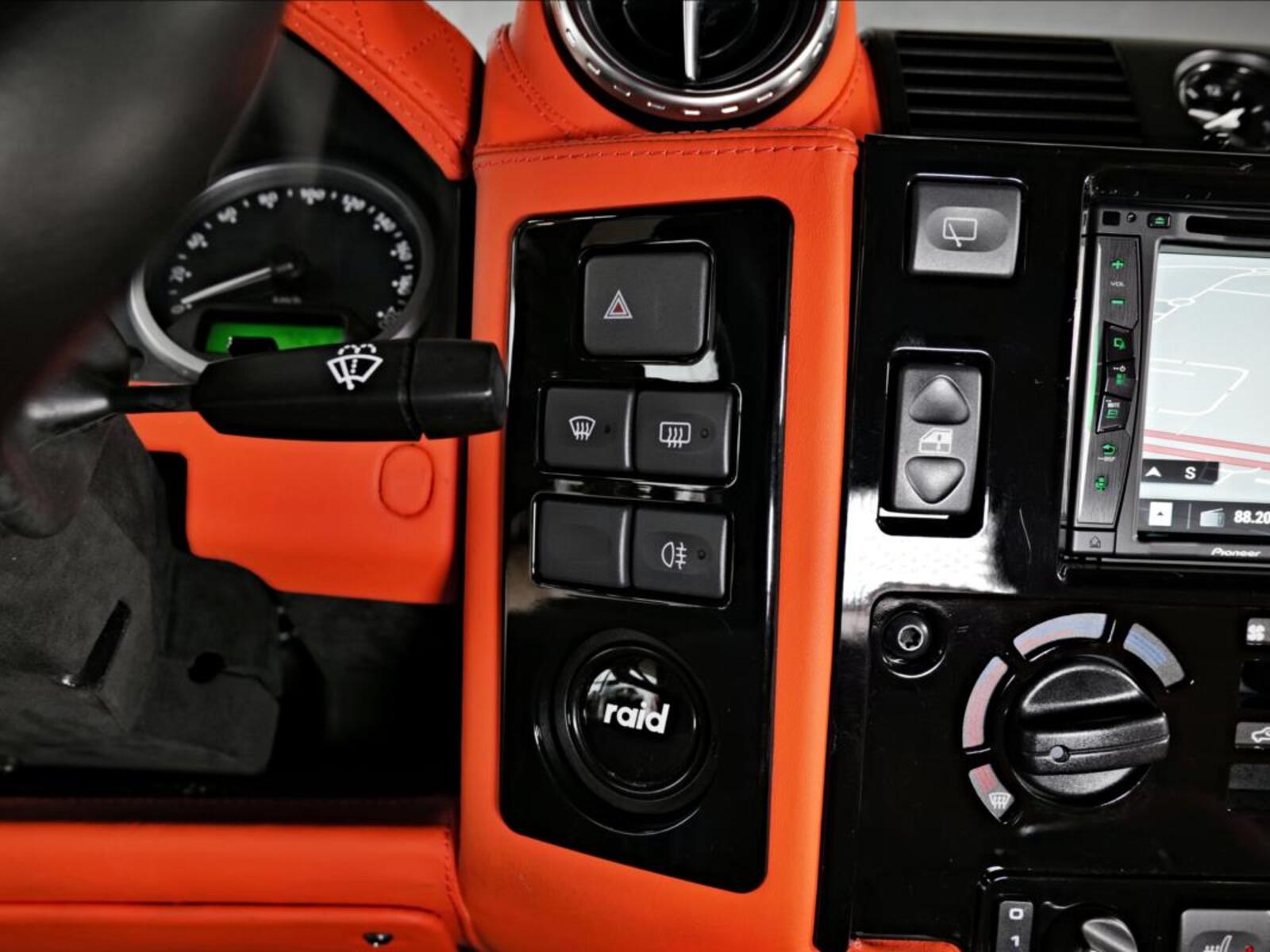 Land Rover Defender 20