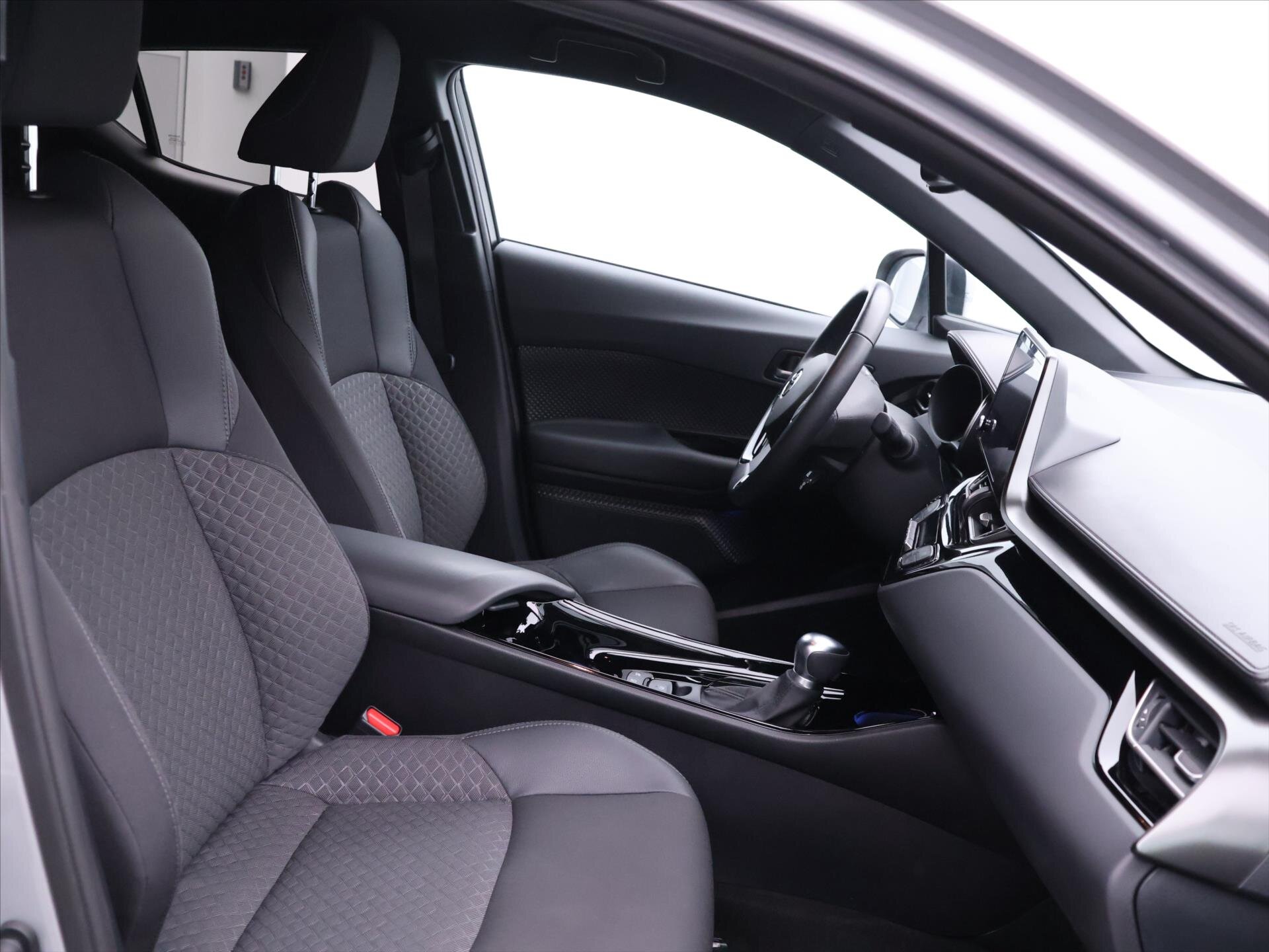 Toyota C-HR SUV 1,8 l 72 kw