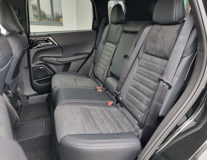 Mitsubishi Outlander SUV 2,4 l 225 kw