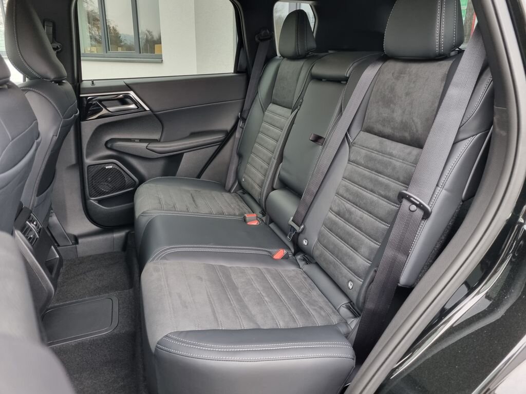 Mitsubishi Outlander SUV 2,4 l 225 kw