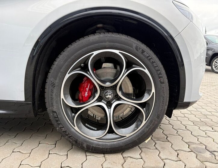 Alfa Romeo Stelvio 9