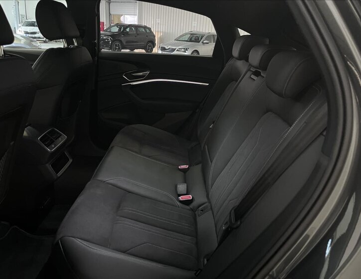 Audi Q8 e-tron SUV 0,0 300 kw