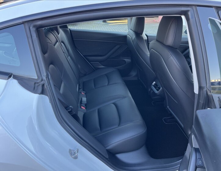 Tesla Model 3 Sedan / Limuzína 0,0 208 kw