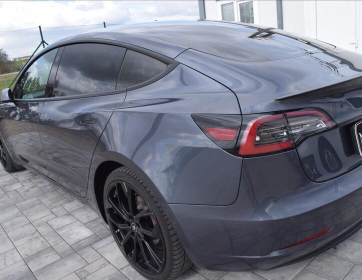Tesla Model 3 Sedan / Limuzína 0,0 377 kw