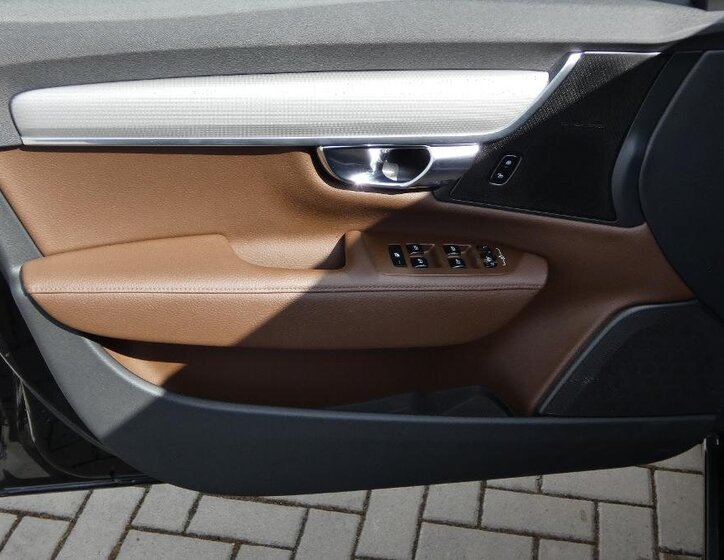 Volvo S90 Sedan / Limuzína 2,0 l 173 kw