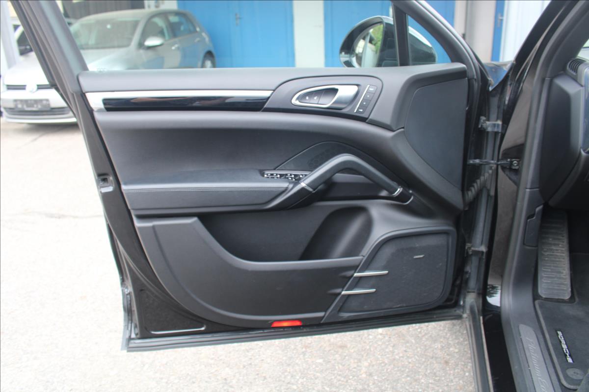 Porsche Cayenne SUV 4,1 l 283 kw