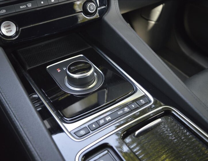 Jaguar F-Pace SUV / Terénní 2,0 l 132 kw