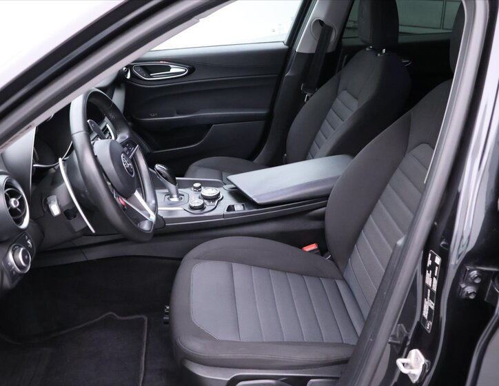 Alfa Romeo Giulia Sedan / Limuzína 2,1 l 110 kw