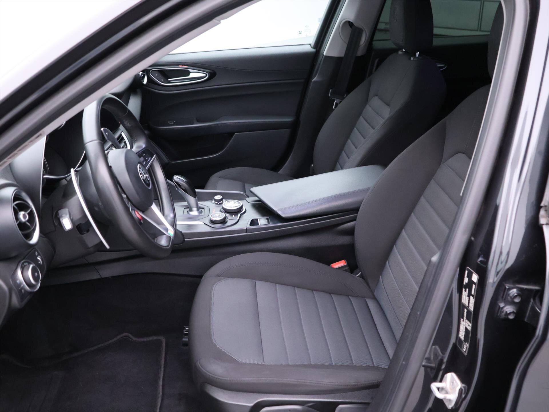 Alfa Romeo Giulia Sedan / Limuzína 2,1 l 110 kw