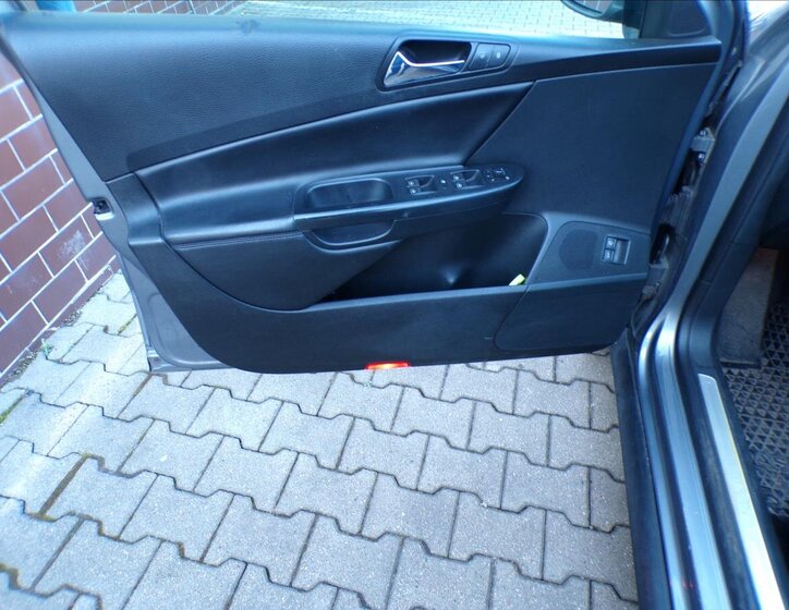 Volkswagen Passat Sedan / Limuzína 2,0 l 103 kw