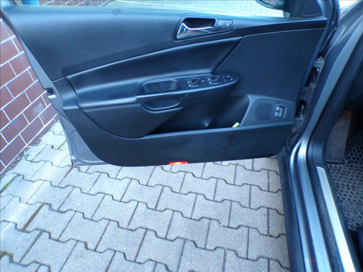 Volkswagen Passat Sedan / Limuzína 2,0 l 103 kw