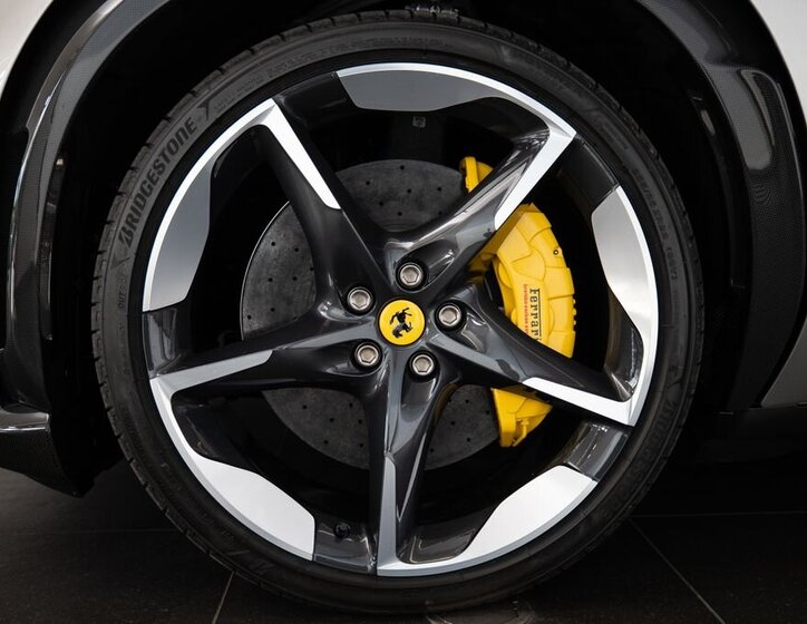 Ferrari Ostatní SUV / Terénní 6,5 l 529 kw