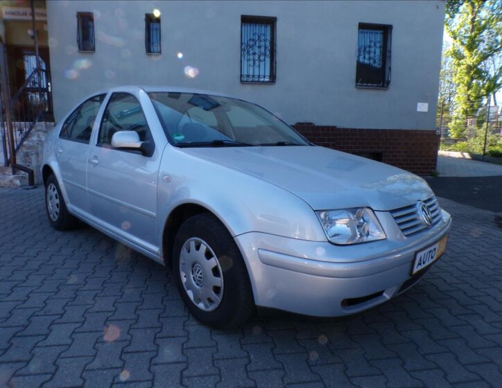 Volkswagen Bora Sedan / Limuzína 1,6 l 74 kw