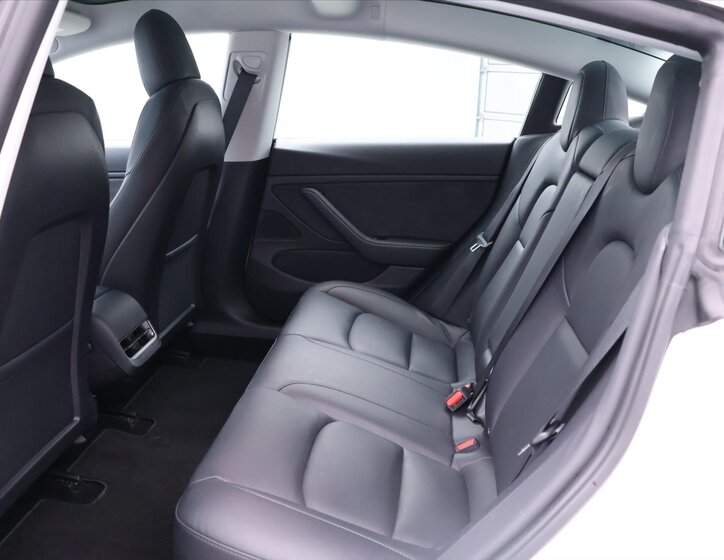 Tesla Model 3 Sedan 0,0 324 kw