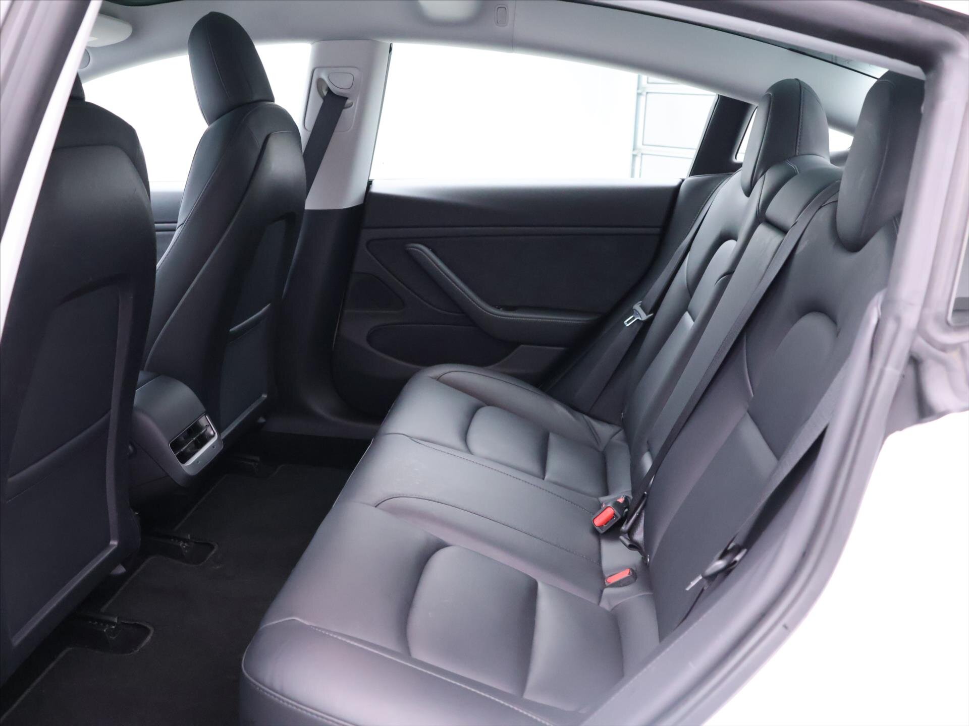 Tesla Model 3 Sedan 0,0 324 kw