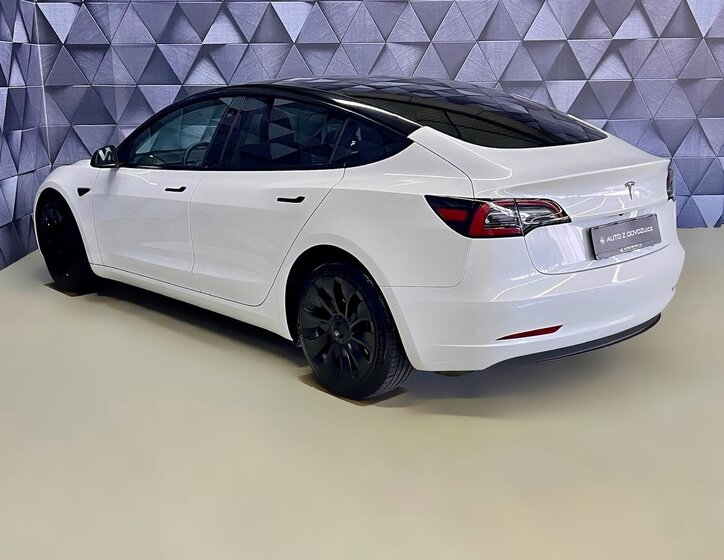 Tesla Model 3 Sedan / Limuzína 0,0 239 kw