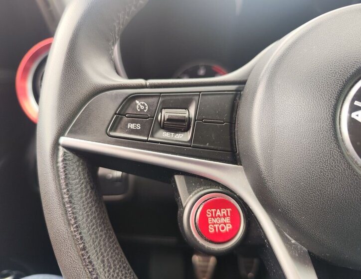 Alfa Romeo Giulia Sedan / Limuzína 2,1 l 110 kw