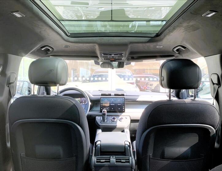 Land Rover Defender 26