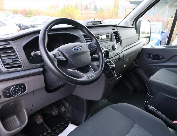 Ford Transit 9