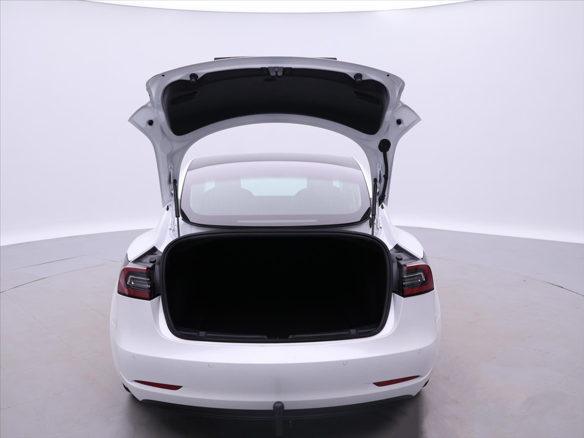 Tesla Model 3 Sedan 0,0 324 kw