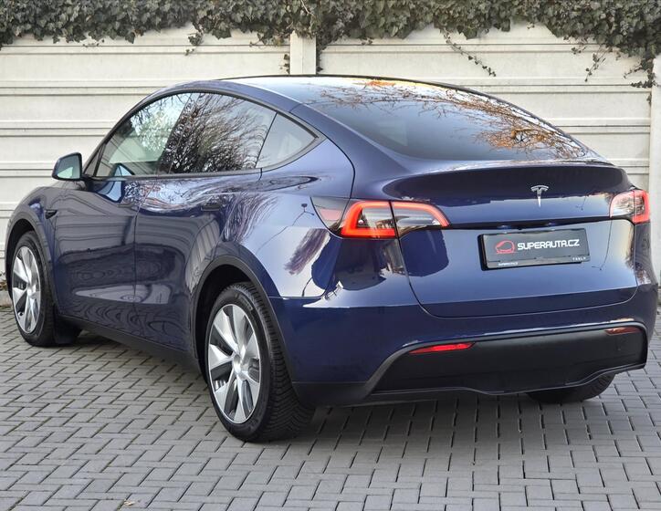 Tesla Model Y 4