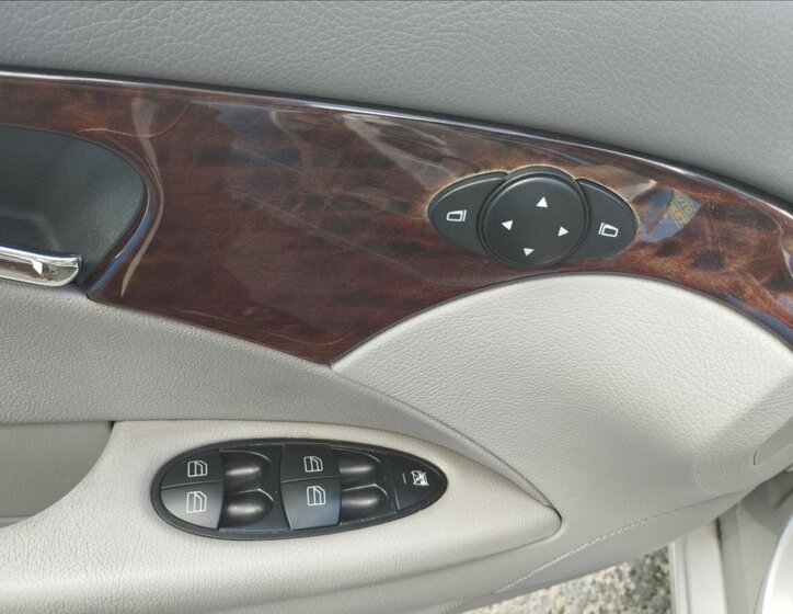 Mercedes-Benz Třídy E Sedan / Limuzína 1,8 l 120 kw