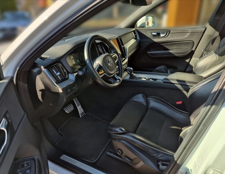 Volvo XC60 SUV / Terénní 2,0 l 140 kw