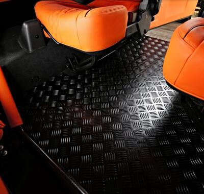 Land Rover Defender 27