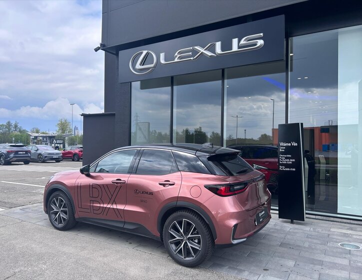 Lexus LBX SUV / Terénní 1,5 l 100 kw