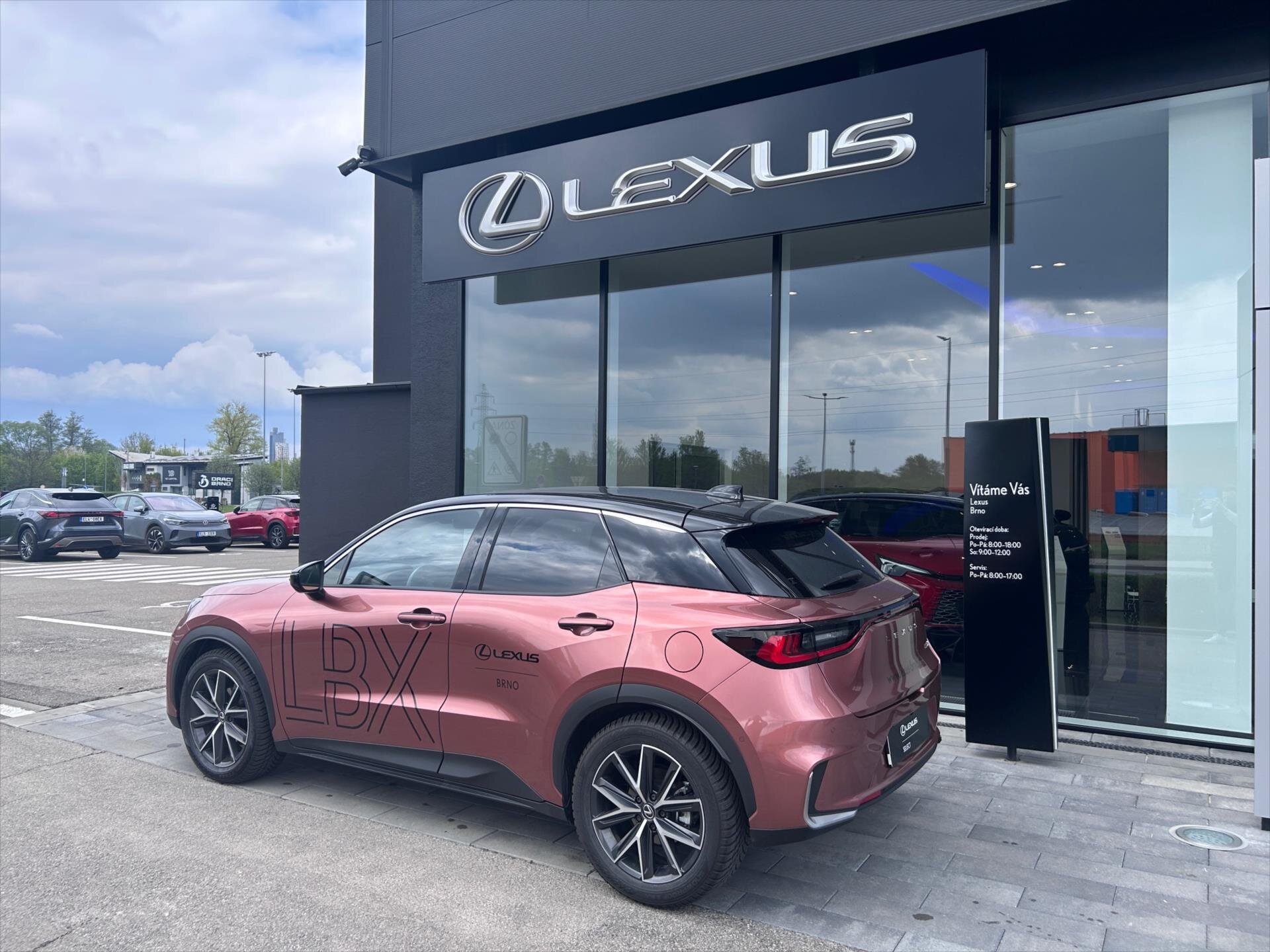 Lexus LBX SUV / Terénní 1,5 l 100 kw