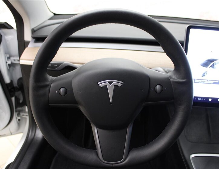 Tesla Model 3 Sedan / Limuzína 0,0 225 kw