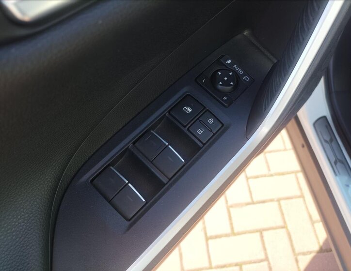 Toyota RAV4 SUV / Terénní 2,5 l 131 kw