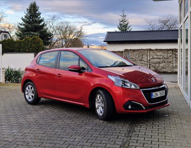 Peugeot 208 Hatchback 1,2 l 61 kw