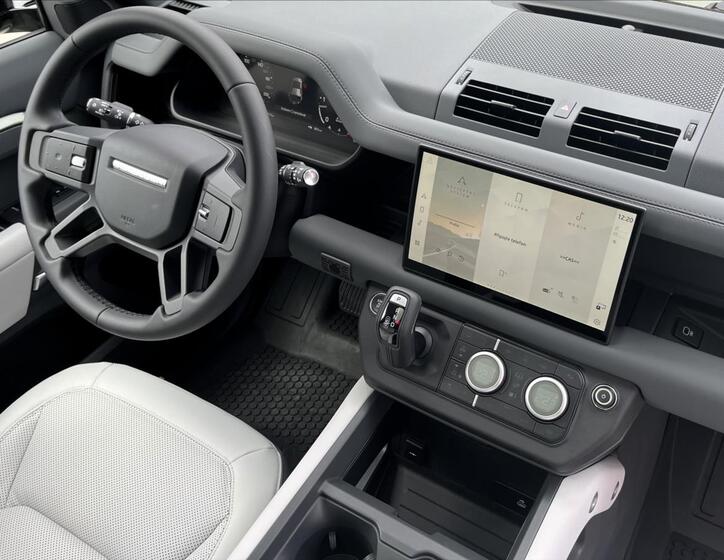 Land Rover Defender 24