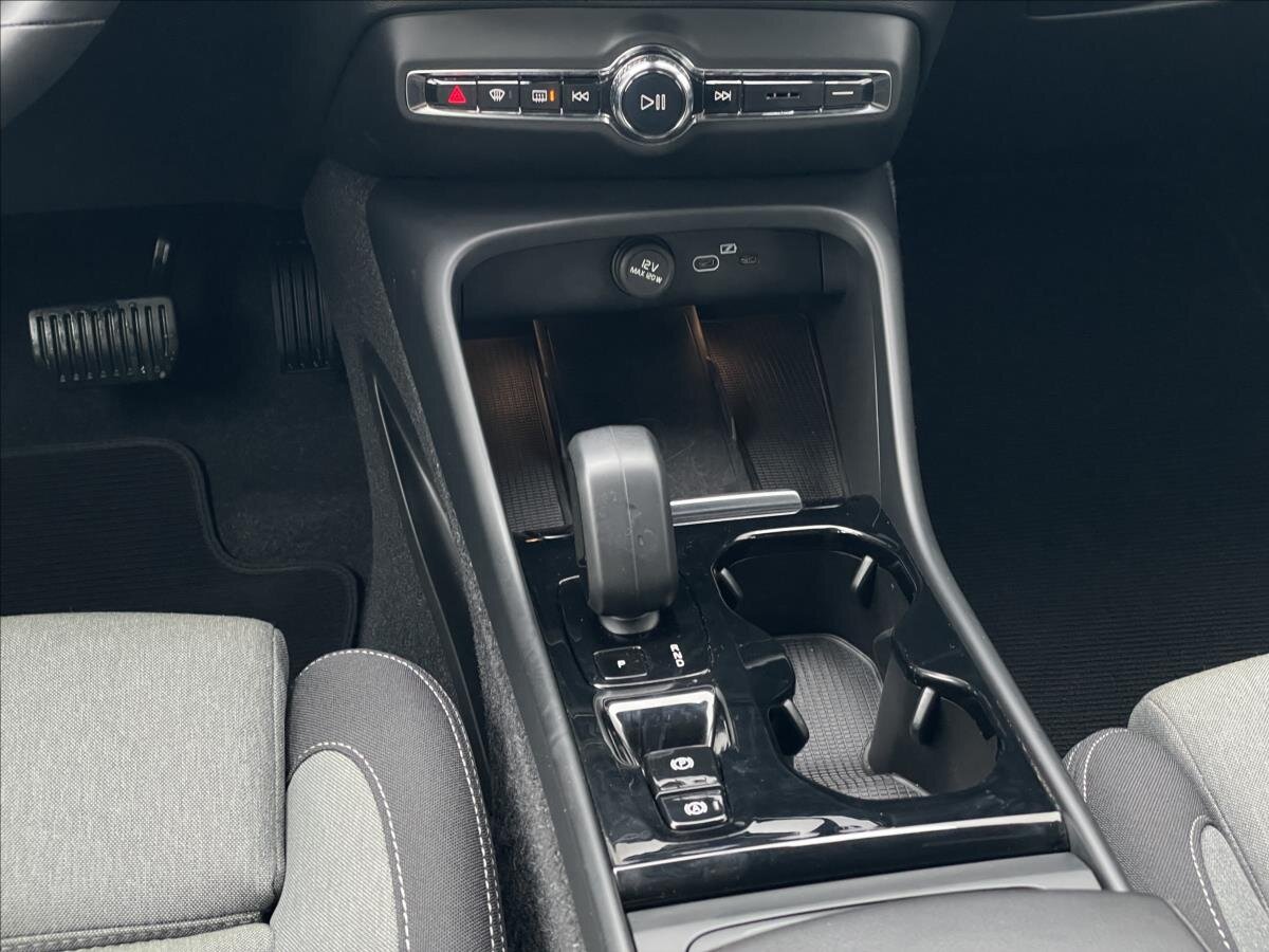 Volvo XC40 SUV / Terénní 2,0 l 145 kw