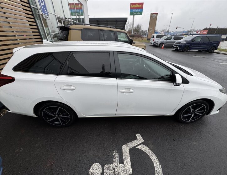 Toyota Auris Kombi 1,6 l 97 kw