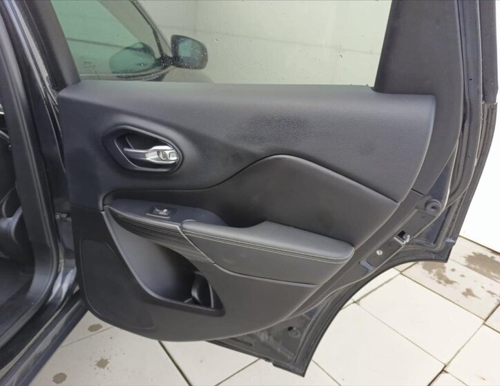 Jeep Cherokee SUV 3,2 l 200 kw