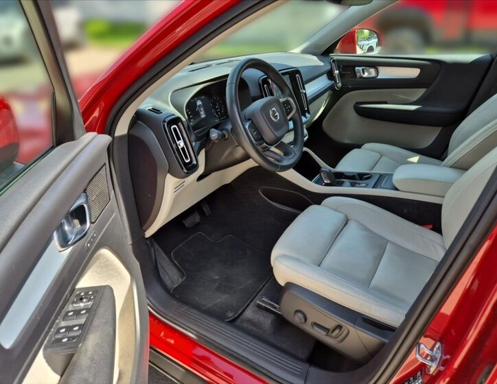 Volvo XC40 SUV / Terénní 2,0 l 145 kw