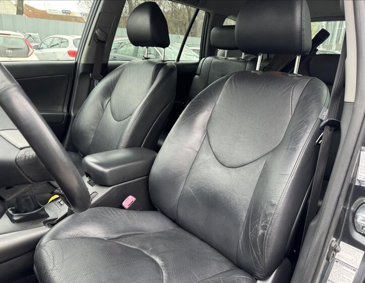 Toyota RAV4 SUV / Terénní 2,2 l 100 kw