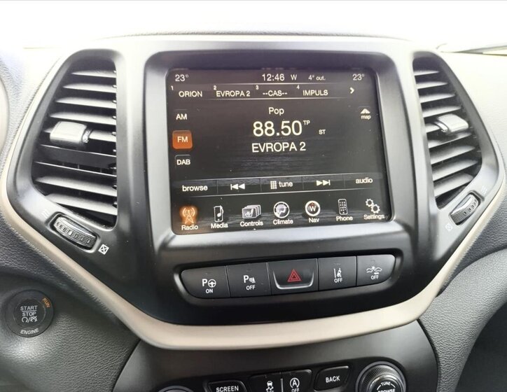 Jeep Cherokee SUV / Terénní 3,2 l 200 kw