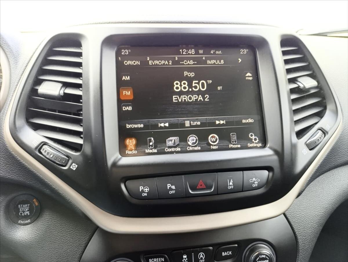 Jeep Cherokee SUV / Terénní 3,2 l 200 kw