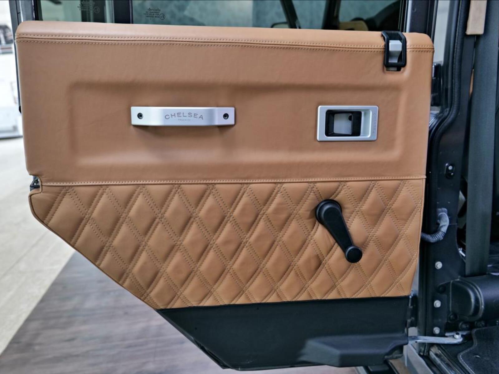 Land Rover Defender 25