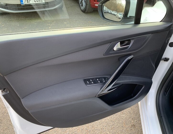 Peugeot 508 Sedan / Limuzína 2,0 l 120 kw