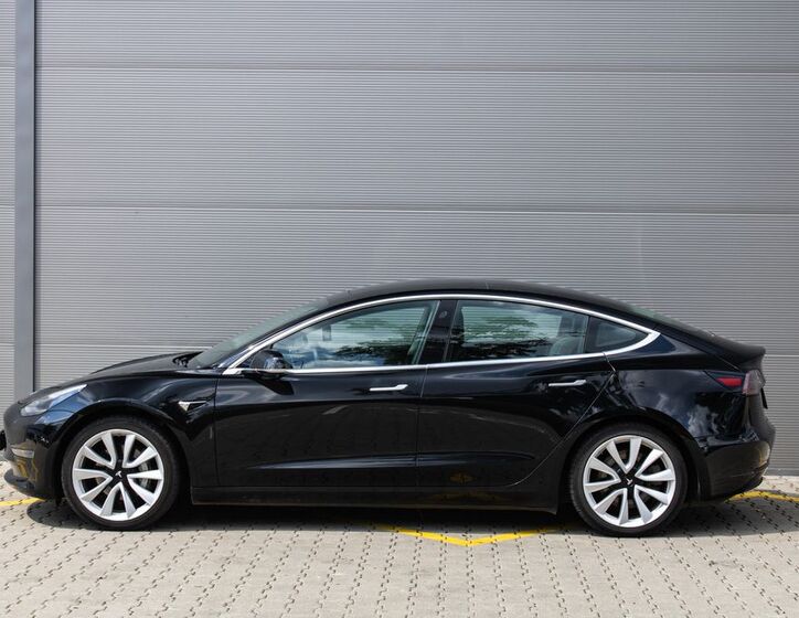 Tesla Model 3 8