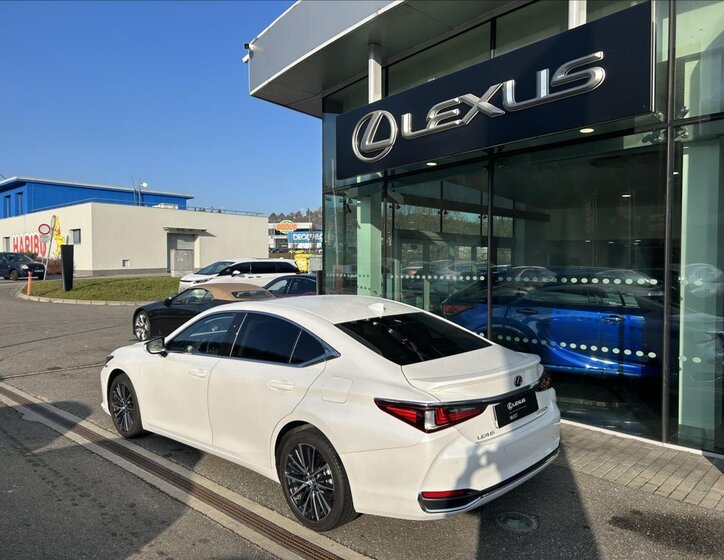 Lexus ES 300h Sedan / Limuzína 2,5 l 160 kw